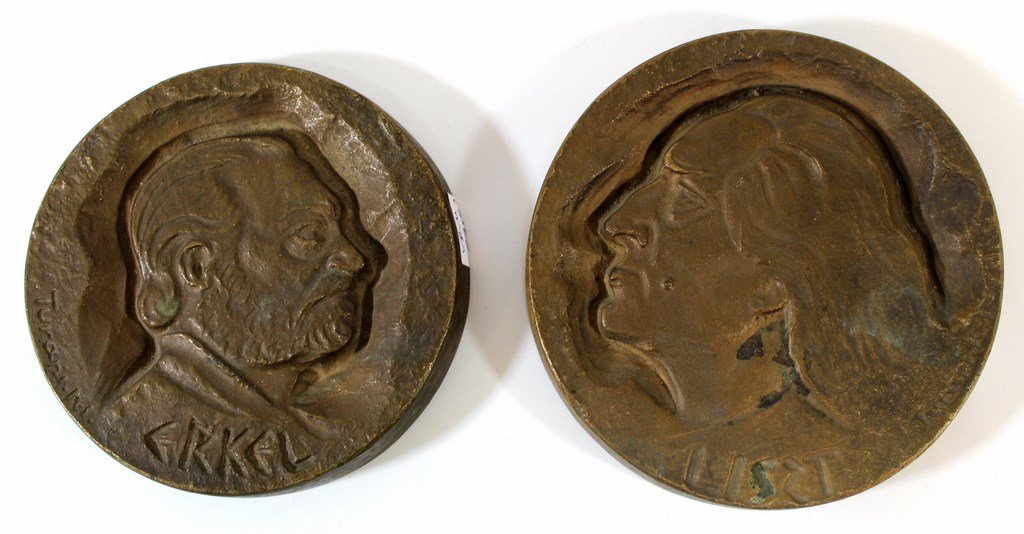 Turani Kovacs (1910-1975), lot of two bronze plaques: Turani Kovacs (1910-1975), lot of two bronze plaques with reliefs of composers (Ferenc Erkel, Franz Liszt). Diameter: 10 cm. Signed.