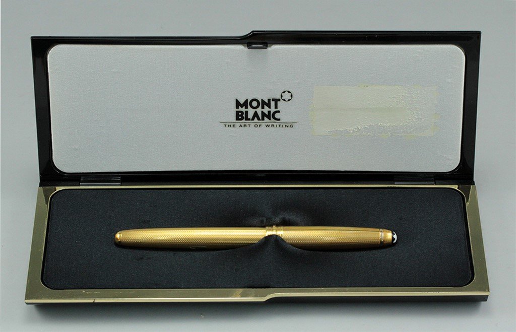 Montblanc solitaire fountain pen: A Montblanc solitaire fountain pen. 18K gold nib, F. Mint in original case.