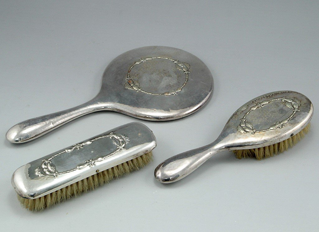 A Silver plated vanity set (1 of 2)