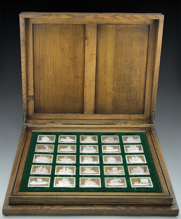 Franklin Mint silver medals set: Set of 50 Franklin mint sterling silver medals: The greatest sailing ships of the last 5000 years. Two shelves in wood case. Total weight: 5000 grams.