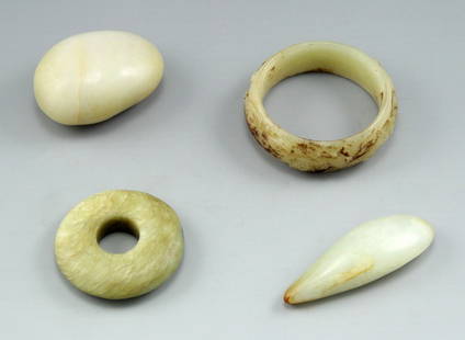 Lot four jade carvings: Lot four jade carvings. One in the shape of a bracelet (diameter: 8 cm), one in the shape of a bead and two in the shape of a paperweight.