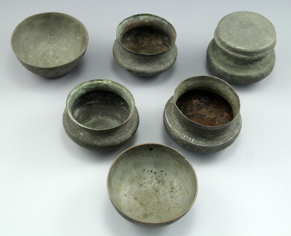 Lot six Persian antique bowls: Lot of six Persian antique bowls, in the Safavid style, late 18th century. Made of copper and tin, engraved with flowers and calligraphy. Diameter: 10-11 cm. Two bowls are signed. Minor flaws.