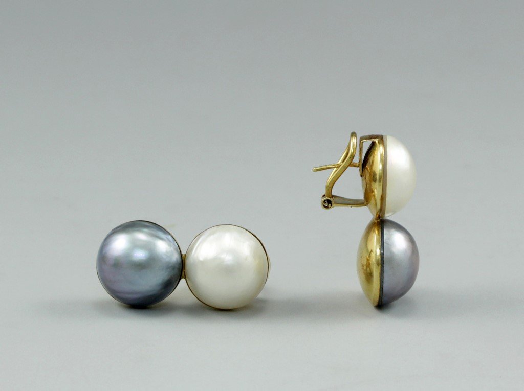 A pair of gold earrings with pearls: A pair of 18K gold earrings, set with two moby pearls, gray and white. Length: 3 cm, total weight: 17.6 grams.