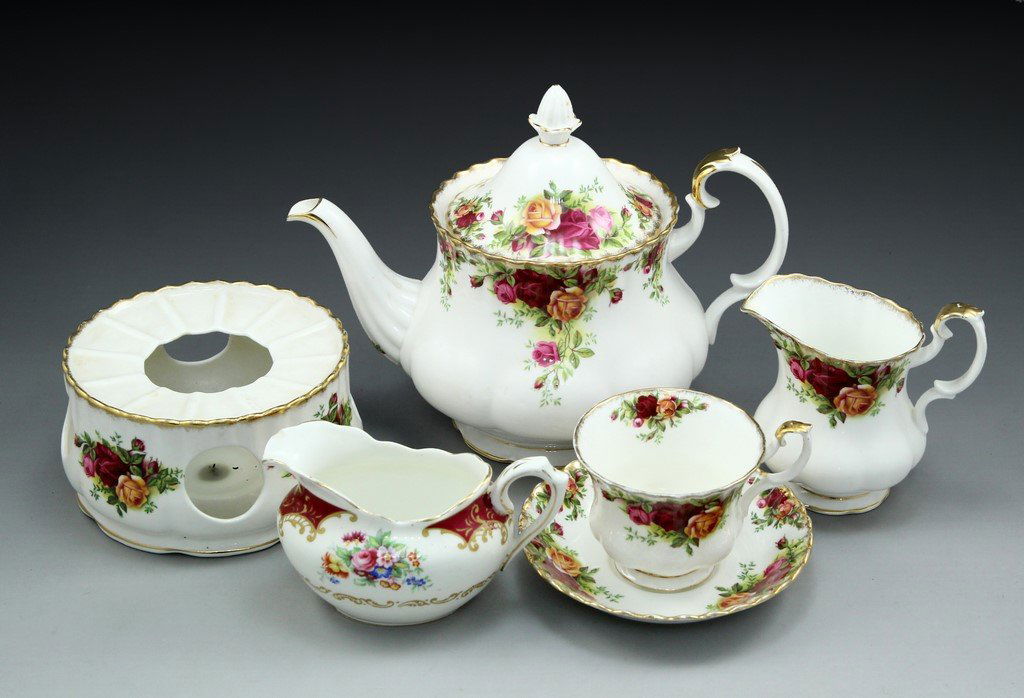Royal Albert English Porcelain tea Set (1 of 2)