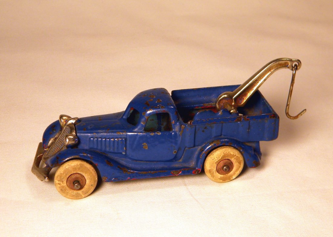 Hubley Cast Iron 7" Wrecker: Hubley cast iron convertible Wrecker with nickel grill and boom, rubber tires, possibly some old repaint, 7" long.