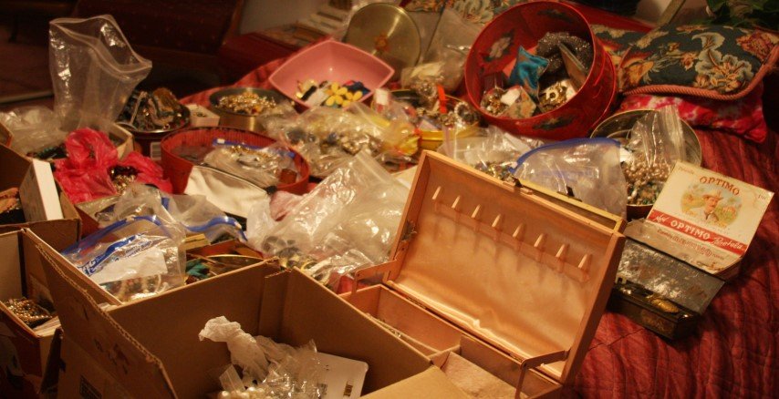Large Lot of Costume Jewelry 1000+ Pieces (1 of 3)