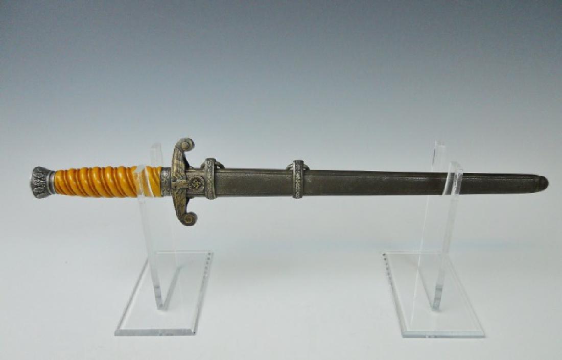 WW2 German M1935 Heer Dagger, Siegfried Waffen: WW2 Original M1935 Heer officer's dress dagger. Steel blade with etched maker mark "Siegfried Waffen". Orange celluloid spiral grip with oak leaf decorated pommel and ferule, cross guard with eagle cl