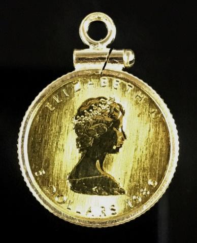 1986 Canada $5 Gold Maple Leaf Coin Pendant: Canada five dollar gold 1/10th Oz maple leaf coin. Coin set in 14K yellow gold pendant bezel. Total weight: 2.6 Dwt, 3.9 g.