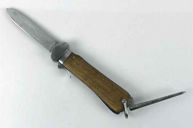 WW2 German Fallschirmjager Gravity Knife, SMF: World War Two German Luftwaffe Fallschirmjager Gravity Knife. Sharpened bright steel blade, maker marked "SMF SOLINGEN ROSTFREI" Nickel plated fittings, marlin spike with Luftwaffe acceptance proof st