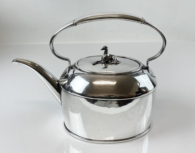 Large Antique English Sterling Silver Tea Kettle: Large Antique Victorian English Sterling Silver Tea Kettle. Static handle with greyhound finial, hallmarks for Birmingham, 1885 date letter. Good condition with wear, measures: 8.5" H, weight: 29.5 Oz
