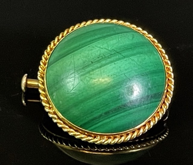 18K Gold Malachite Brooch: 18K Gold Malachite Brooch. 18K yellow gold brooch set with polished malachite stone. Excellent condition, total assembled weight: 4.9 dwts, 7.8 g.