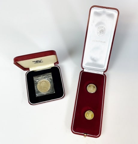 Commemorative Gold Coins, Hong Kong, Vatican (3pc): Collection of Three Gold Coins: (1) 1978 Hong Kong $1000 gold coin, struck by the Royal Mint, .478 Oz, .917 Fine Gold, (1) Two coin Vatican City proof struck gold coins. combined weight 8.6 g. .750 fi