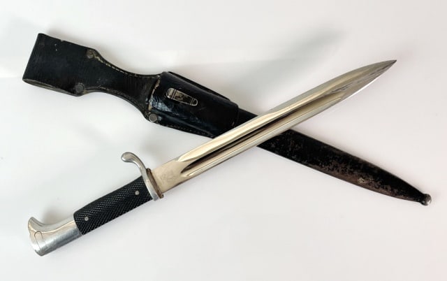 WW2 German K98 Dress Bayonet, Carl Eickhorn: World War Two German K98 Dress Bayonet, "Carl Eickhorn". Plated single fullered steel blade, ricasso signed "ORIGINAL EICKHORN SOLINGEN" with squirrel logo. Hilt with checkered plastic grips, painted 