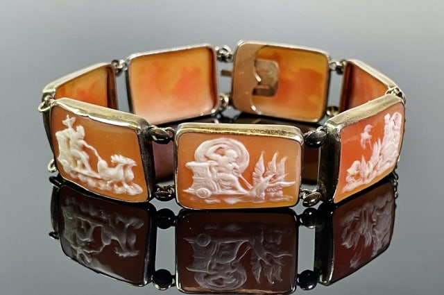 Antique Neoclassical 14K Gold Shell Cameo Bracelet: Antique Italian Neoclassical 14K Gold Shell Cameo Bracelet. Crafted of 14K yellow gold and carved shell cameo plates with classical scenes. Link bracelet in excellent condition, measures: 7.5" L, tota