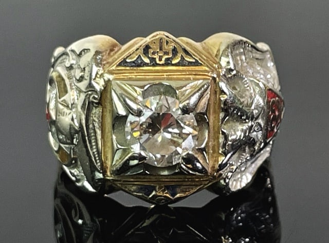 Vintage 10K Gold Diamond Masonic Ring: Vintage 10K Gold Diamond Masonic Ring. Crafted of 10K yellow and white gold, set with center round cut diamond. Ring shanks with Masonic eagle and "32" with Masonic symbols. Good condition with wear, 
