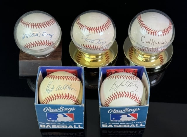 MLB Baseballs Signed NY/SF Giants HOF (5pc): Collection of five Rawlins Major League Baseballs autographed by New York/San Francisco Giants Hall of Fame Players: (1) Willie Mays, (1) Carl Hubbell, (1) Hoyt Wilhelm, (1) Gaylord Perry, (1) W.H. "B