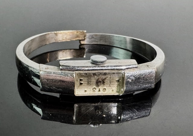 Antique18K Gold Ladies Swiss Wristwatch: Antique 18K Gold Ladies Swiss Wristwatch. Deco style watch case and band crafted of 18K white gold with rectangular face with worn illegible maker mark and "17 Jewels". Watch not running, total assemb