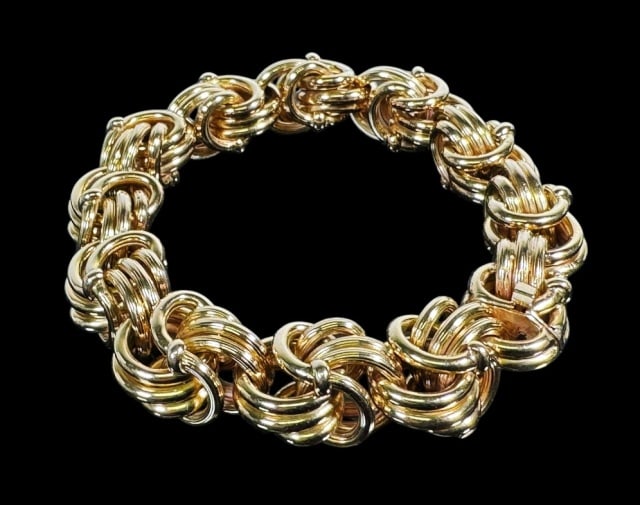 Vintage 18K Gold Bracelet, Industria Argentina: Vintage 18K Gold Bracelet Signed, "Industria Argentina". Bracelet crafted of 18K yellow gold. The band features flexible segments made from interlocking gold rings of various sizes. Good condition tot