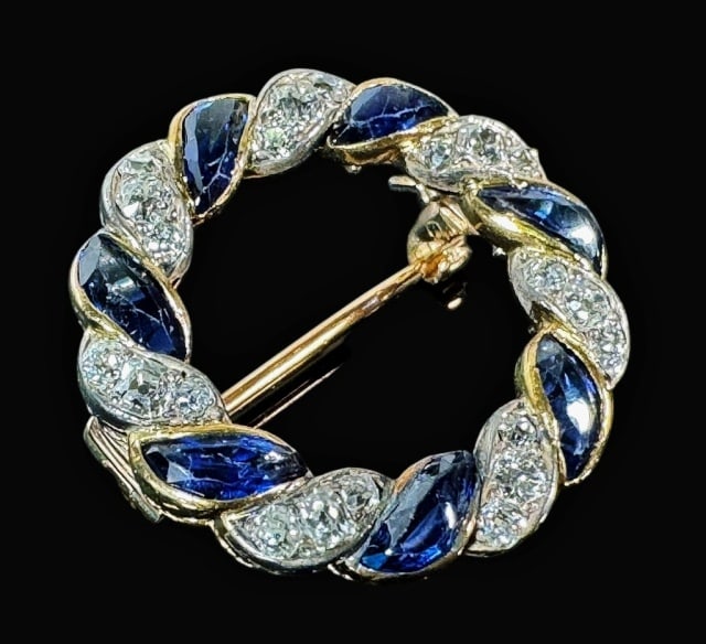 18K Gold Diamond and Sapphire Circle Pin: 18K Gold Diamond and Sapphire Circle Pin. Crafted of 18K yellow gold set with twenty-one round cut pave diamonds in alternating contrasting sapphire bands. Good condition, measures: 1" D, total assemb