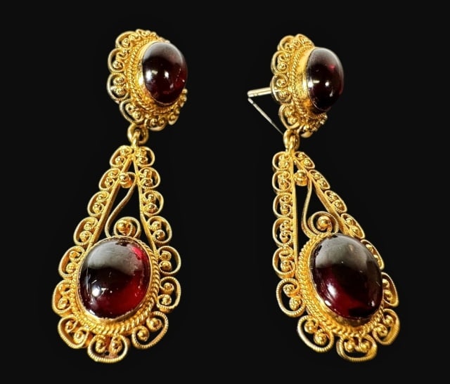 Antique 14K Gold Carnelian Earrings (2pc): Vintage 14K Gold Carnelian Earrings. Neoclassical drop earrings with gold filigree decoration, each bezel set with two polished cabouchon carnelian stones. Good condition, measure: 3" L, total combine