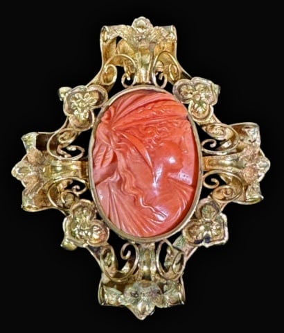 Antique 14K Gold Italian Baroque Carved Coral Pin: Antique Italian 14K Gold Baroque Style Carved Coral Brooch. Carved pink coral with Neoclassical female in profile. Elaborate 14K yellow gold setting with pin back. Good condition, measures: 2.6" H x 2