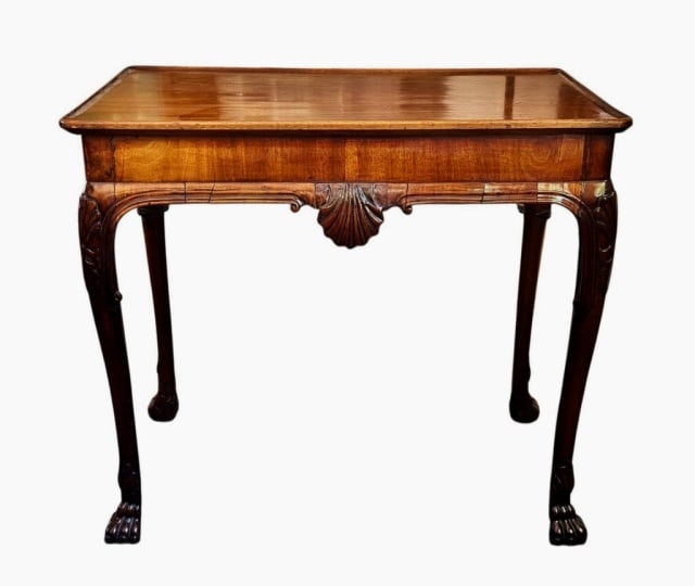 18th C. Mahogany Carved Irish Tea Table: 18th C. Traditional Carved Mahogany Irish Tea Table. Tray top, base with cabriole legs with fan carved hips, terminating in carved lion paw feet. Skirt with stylized scallop shell pendant. Good condit