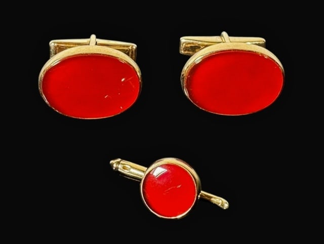Vintage 14K Gold Carnelian Cufflinks Set (3pc): Vintage 14K Gold Carnelian Cufflinks and Stud. Crafted of 14K yellow gold bezel set with polished cabouchon carnelian. Good condition, cuff links measure: .75" W, total assembled weight: 9.6 dwts,15 g