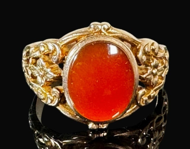 Antique English 10K Gold and Carnelian Ring: Antique English 10K Gold and Carnelian Ring. Crafted of 10K yellow gold with stylized reticulated crown, set with polished cabouchon carnelian stone. Good condition, total assembled weight: 3.9 dwts, 