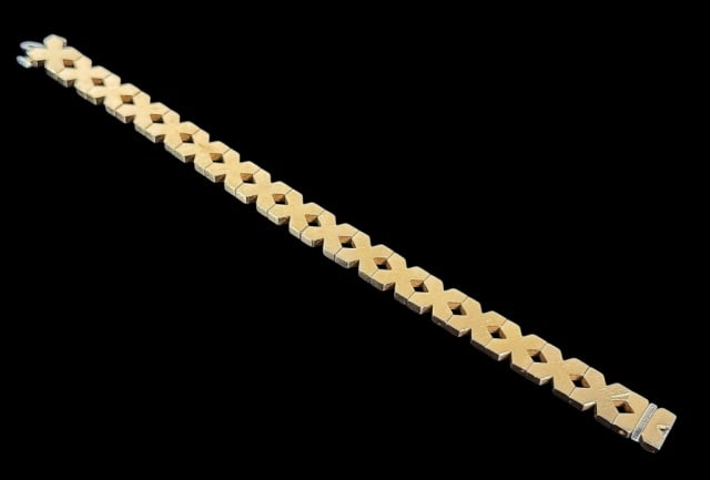 14K Gold Fashion X Link Bracelet: Vintage 14K Gold Modernist X link bracelet. Crafted of 14K yellow gold with X links. Good condition, measures: 6.75" L, weight: 16.8 dwts, 25 g
