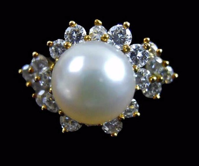 Ladies 14K Gold Diamond and Pearl Ring: 14K yellow gold, diamond and pearl ring. Center mounted salt water cultured pearl surrounded by diamond melee consisting of twenty round brilliant cut stones. Weighs 6.0 g, Size 6.5