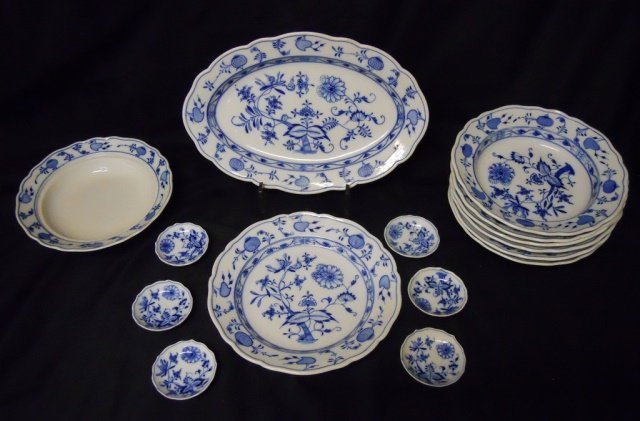 Porcelain, MEISSEN, Zwieblemuster Blue Onion: Collection of vintage Meissen "Blue Onion" pattern porcelain, bearing oval and star maker marks, circa 1885-1934 and "Germany". Seven 9" bowls, six 3" salt cellars, one 14" x 9" oval platter, and one 