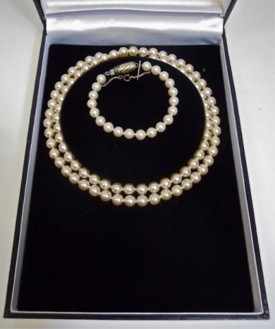 28" Rose Cultured Pearl Necklace with Bracelet: Rose color cultured pearl necklace with eighty six well matched, uniformly sized 7.9mm pearls with 14K gold clasp. Necklace accompanied by bracelet with twenty well matched pearls and gold tone clasp.