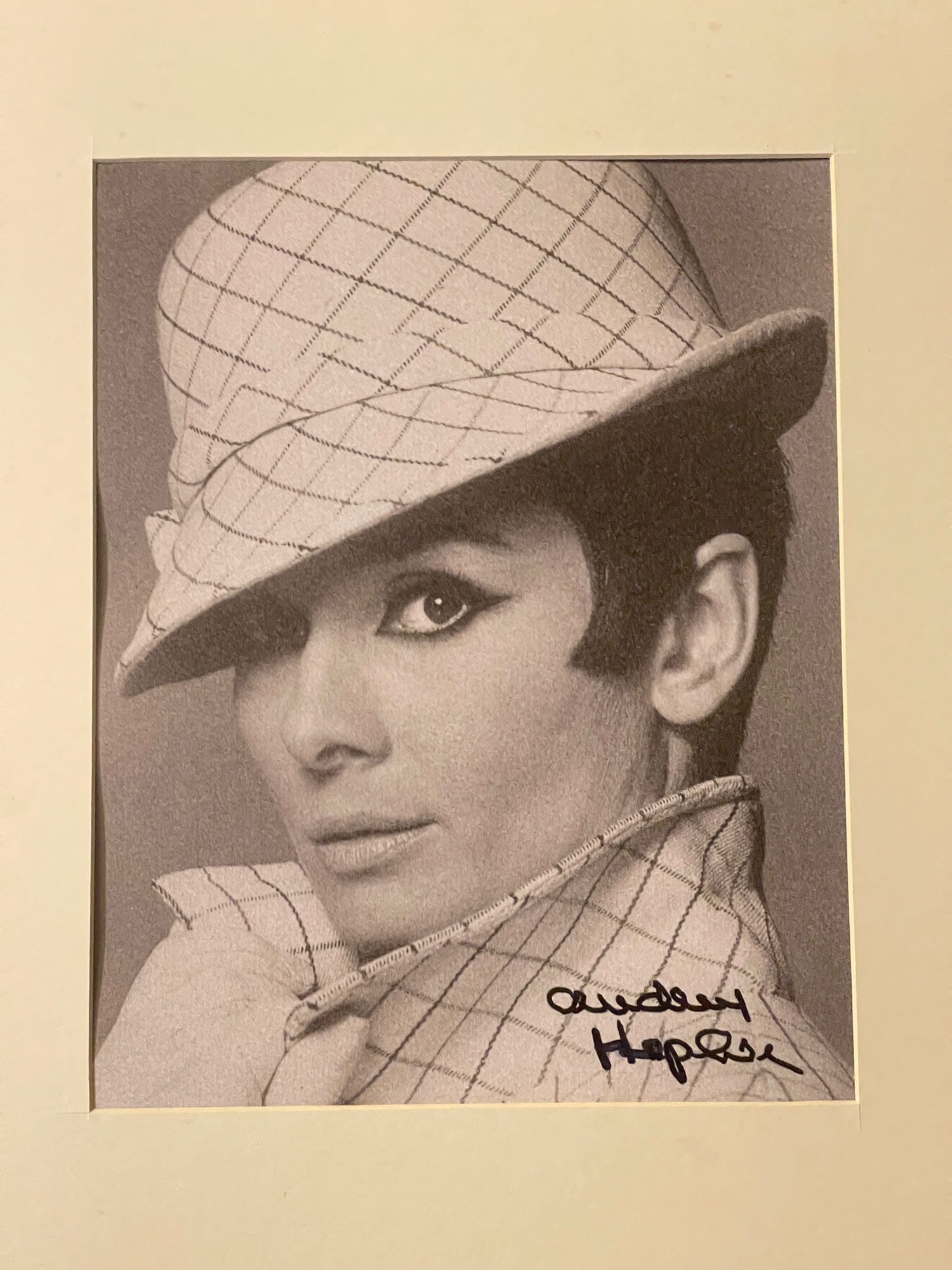 AUDREY HEPBURN SIGNED PHOTO BECKETT COA (1 of 3)
