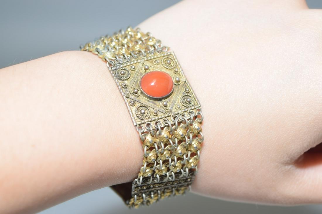 Gilt Metal Chain Bracelet: Gilt metal chain bracelet.