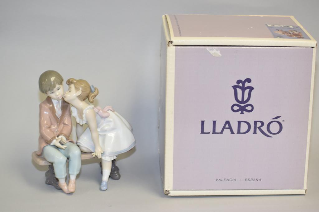 Lladro "First Kiss" #7635 Figurine (1 of 6)