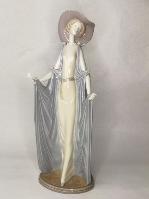Lladro #1428 "Dama Montecarlo" Figurine (1 of 6)