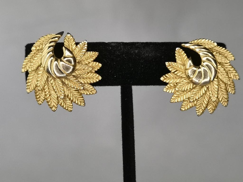 Vintage Trifari Costume Gold Tone Ear Clips: Vintage Trifari Costume Gold Tone Ear Clips