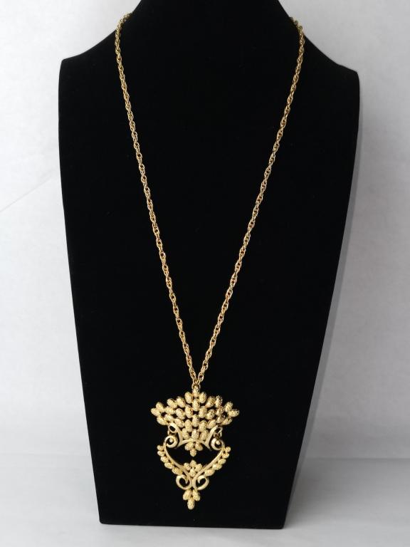 Vintage Monet Gold Tone Pendant Necklace: Vintage Monet Gold Tone Pendant Necklace