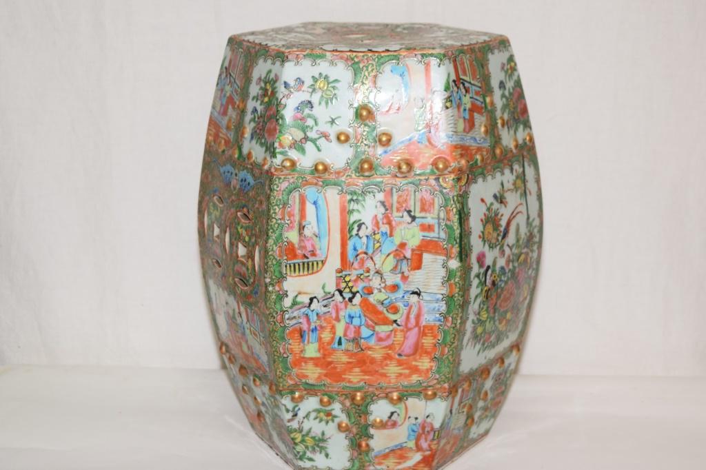 19th C. Chinese Export Porcelain Garden Seat: 19th C. Chinese export porcelain famille rose medallion garden seat, 18.5in