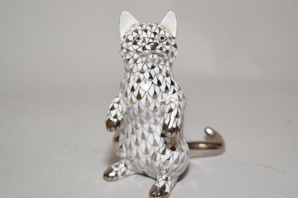 Herend Hungary "Platinum Cat" Porcelain Figurine: Herend Hungary "Platinum Cat" Porcelain Figurine, 3.25in