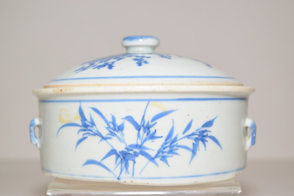 Qing Chinese Porcelain B&W Floral Covered Box (1 of 6)
