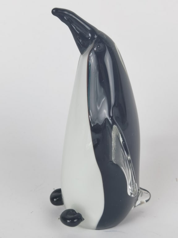 Vintage Dynasty Gallery Art Glass Penguin: Vintage Dynasty Gallery Art Glass Penguin, 6.5in