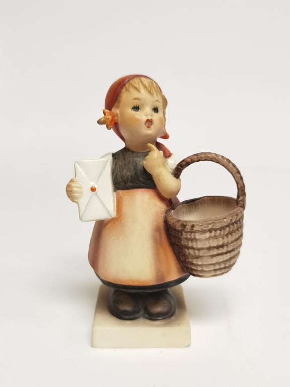 Goebel Hummel Porcelain Figurine: Goebel Hummel Porcelain Figurine, 4 3/8in