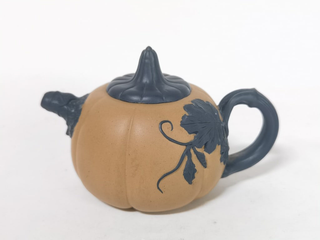 1970-80s Chinese YiXing ZiSha Teapot, Gu Qin: 1970-80s Chinese YiXing ZiSha Teapot, Gu Qin, 3.75in by 5.75in