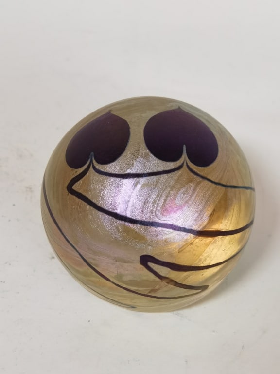 1981 Robert Eickholt Iridescent Purple Heart Glass Paperweight (1 of 6)