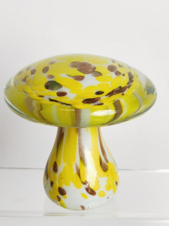 Murano Italy Yellow/Brown Speckle Glass Mushroom Paperweight: Murano Italy Yellow/Brown Speckle Glass Mushroom Paperweight, 4in