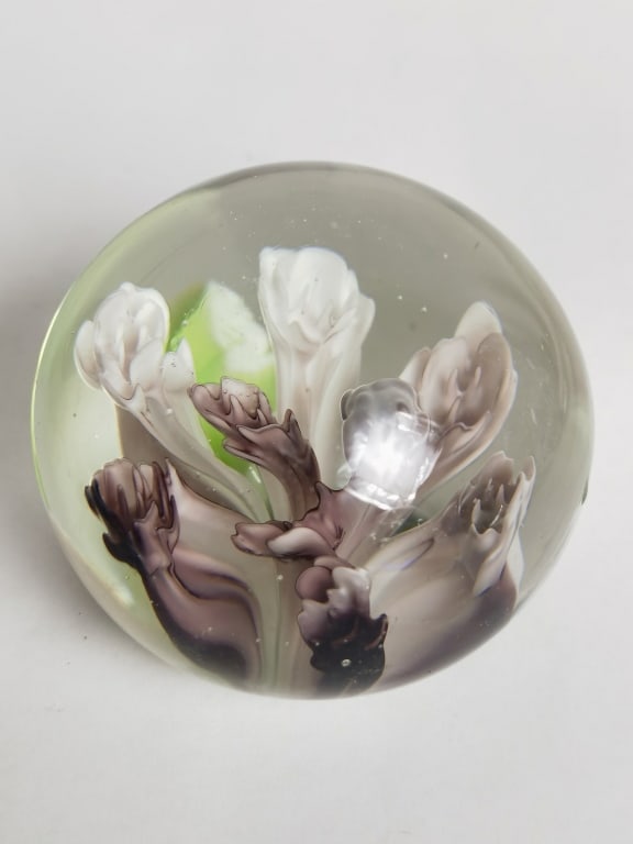 Unmarked Pink/Amethyst Flower Glass Paperweight: Unmarked Pink/Amethyst Flower Glass Paperweight, 2.5in