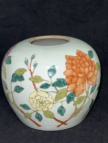 Qing Chinese Porcelain Famille Rose Jar