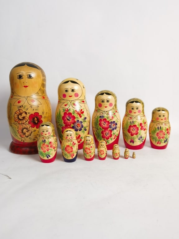 Vintage Russian Hand Painted Wood Nesting Dolls: Vintage Russian Hand Painted Wood Nesting Dolls, 0.75in -10.5in