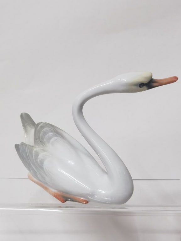 Herend Hungary Porcelain Swan Figurine: Herend Hungary Porcelain Swan Figurine, 4.5in by 6in